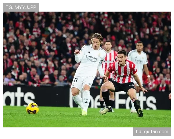 国王杯决赛：毕尔巴鄂竞技对阵皇家马德里，比赛因球迷闯入短暂中断